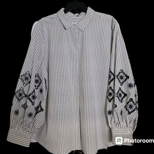 Chico's Sz.4=20. Embroidered Sleeve Button Up
